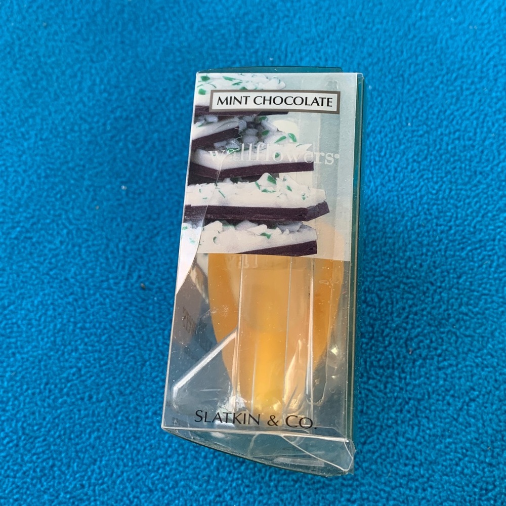 Bath & Body Works  - Mint Chocolate 2 Bulbs - Wallflowers -NWT - Picture 4 of 6
